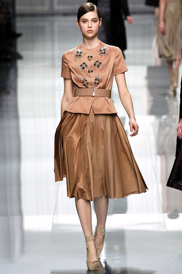 На фото модель демонстрируют коллекцию осень-зима 2012-2013гг. от Christian Dior Christian Dior не хватает Гальяно. Коллекция осень-зима 2012-2013