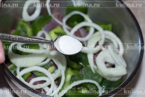 Мягкий шашлык из говядины Добавить соль.