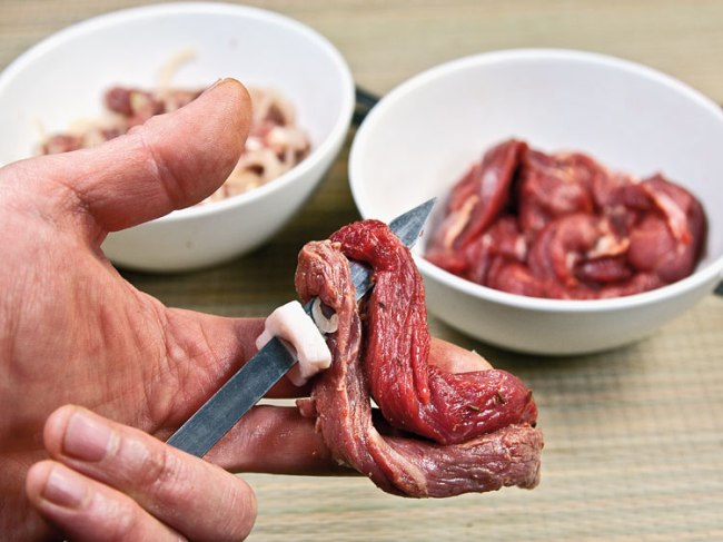 начало нанизывания мяса для шашлыка-косички начало нанизывания мяса для шашлыка-косички