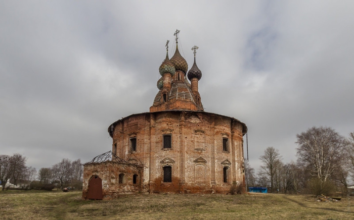 Алтарь - он устроен у западной стены храма. Алтарь - он устроен у западной стены храма.