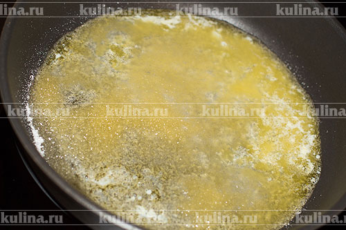 В сковороде нагреть растительное масло и сахарный песок. 
