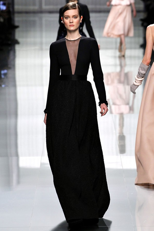 На фото модель демонстрируют коллекцию осень-зима 2012-2013гг. от Christian Dior Christian Dior не хватает Гальяно. Коллекция осень-зима 2012-2013