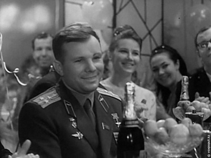 Юрий Гагарин на съемках «Голубого огонька»./Фото: mana.su Юрий Гагарин на съемках «Голубого огонька»./Фото: mana.su