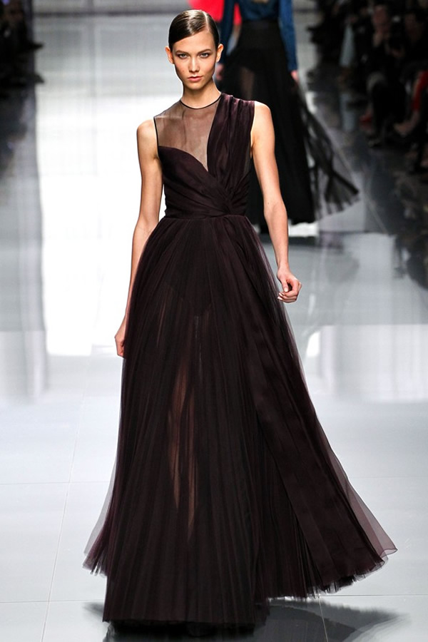 На фото модель демонстрируют коллекцию осень-зима 2012-2013гг. от Christian Dior Christian Dior не хватает Гальяно. Коллекция осень-зима 2012-2013