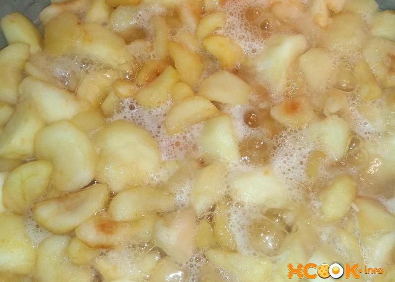 нарезанные яблоки в кипящем сироп в кастрюле