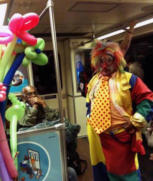 Странные пассажиры в общественном транспорте (17 фото) Странные пассажиры в общественном транспорте (17 фото)