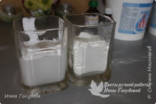 Девочки,по многочисленным просьбам))) Может ничего нового и не открою,но надеюсь кому-то и пригодится. Фарфор готовлю в микроволнвке.Состав:дисперсия пластифицированная полстакана+клей пва полстакана+ст.л.глицерина+ст.л вазелиного масла+ст. л детского масла джонсонс беби+ч.л лимонной кислоты.Сначало все это перемешали и добавляем стакан кукурузного крахиала,все тщательно перемешать.А потом в микроволновке,сначало 2раза по 40сек,затем по 30 сек,каждый раз тщательно перемешиваем фарфор,я всегда смотрю и время доваривания регулирую по состоянию фарфора.Так как использую дисперсию(в ней много пластификатора)здесь главное не переварить,а то зарезиниться.Варю до состояния легкой липкости,потом смазываю руки кремом и вымешиваю,липкость уходит,фарфор становиться однородным и одновременно мягким и упругим.Этот фарфор лвчше немного недоварить,я если недовариваю,то потом беру кусочек,который мне нужен для работы и подсушиваю его феном.При работе он достаочно долго не сохнет,чтобы торопиться с лепкой,в готовом изделии за сутки высыхает.Готовые цветочки не хрупкие,даже немного лепесточки гнутся(в теплом и влажном помещении так будет всегда).Если что -то непонятно,спрашивайте.Удачи вам! Дальше немного подробнее буду описывать. Фото ингридиентов в самом низу. фото 2