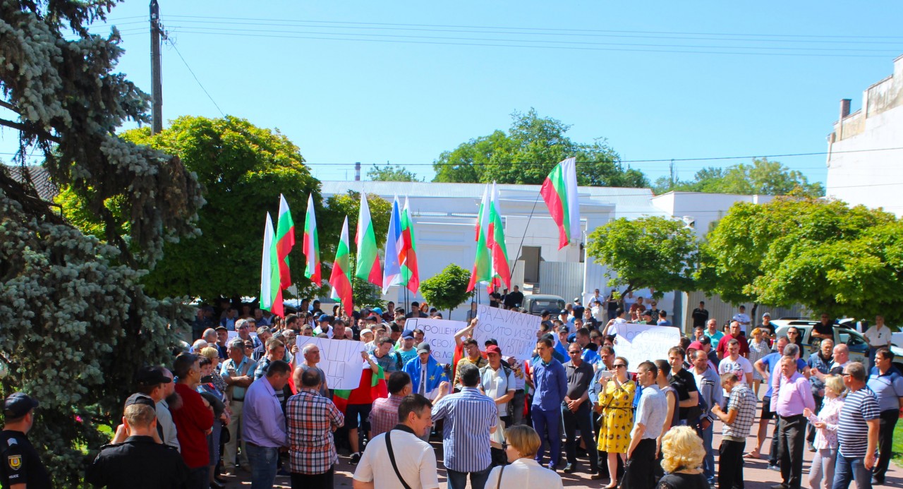 Болгары в знак протеста вчера перекрыли дорогу в одесской области Болгары в знак протеста вчера перекрыли дорогу в одесской области