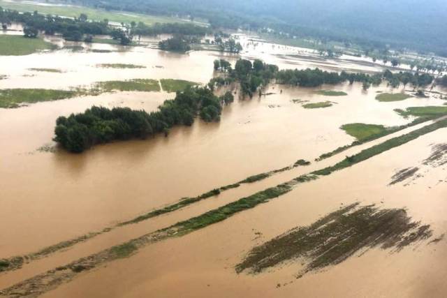 Обильные ливни вновь опасно подняли уровень реки в Приморье