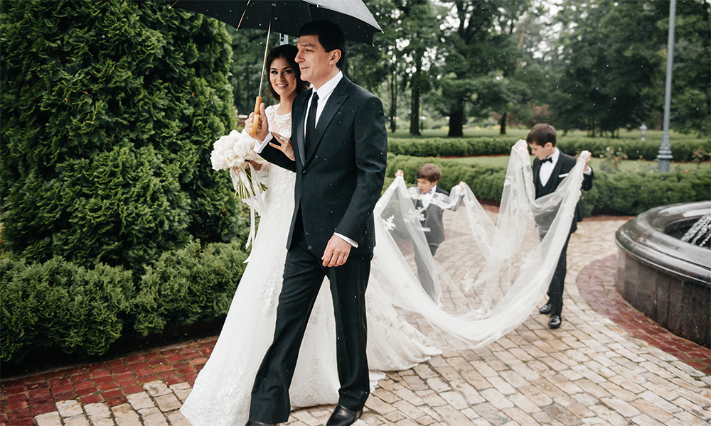 В этом году 8 июля в Москве было совсем не по-летнему - +12 и дождь. Но это не напугало даже самых маленьких гостей: племянники невесты предпочли помочь тете и вместо своих зонтов несли ее шлейф. На фото внизу - Настасия с отцом, Кириллом Шубским