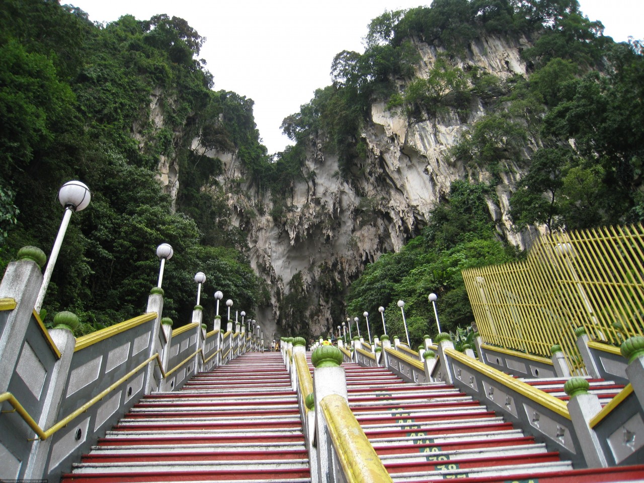 Пещеры Бату Кейвс (Batu Caves). Индонезия. Пещеры Бату Кейвс (Batu Caves). Индонезия.