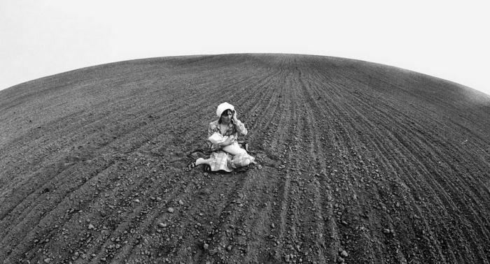 Женщина с ребенком на руках посередине вспаханного поля. 1987 год. Женщина с ребенком на руках посередине вспаханного поля. 1987 год.