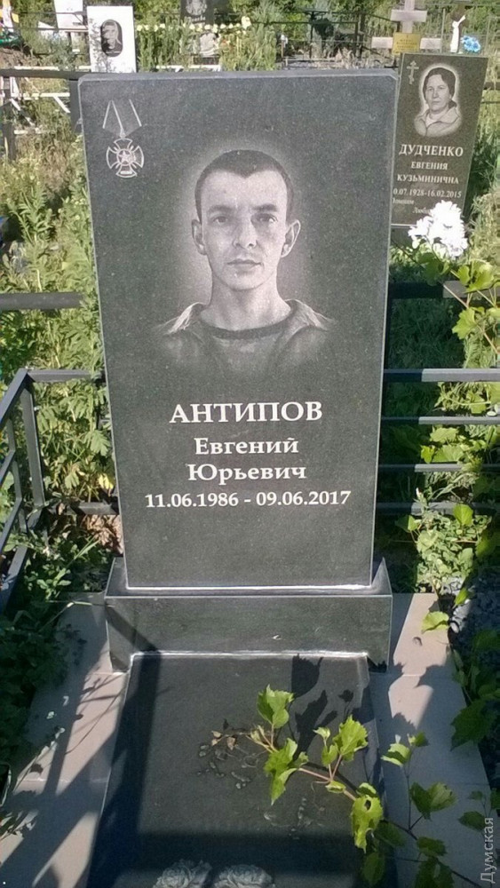 На памятнике изображен "орден" ЧВК "Вагнер", похожий на российский орден мужества и германский железный крест