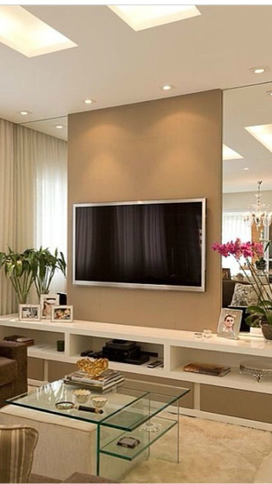 Зону для просмотра телевизора можно выделить благодаря простой гипсокартонной конструкции, обшитой по бокам зеркалами. 