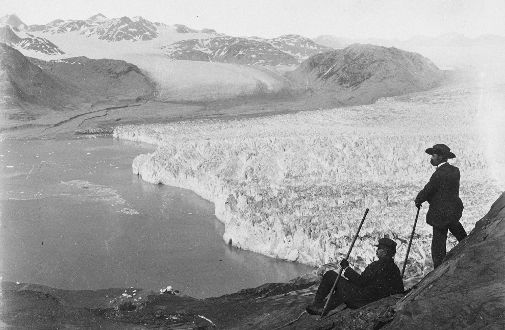 Аляскинский ледник Мюир, спускающийся в океанский залив Аляскинский ледник Мюир, спускающийся в океанский залив