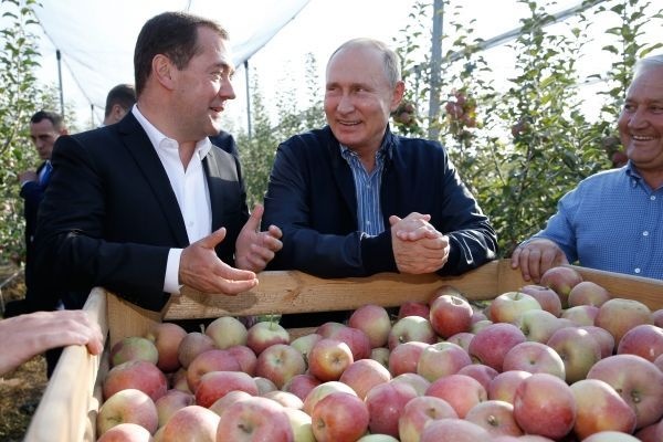 Путин пытается спасти рейтинг Медведева
