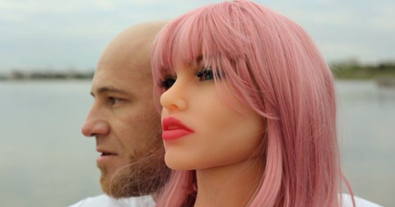 Покладистая невеста бодибилдера Толочко: казахский спортсмен сделал предложение секс-кукле