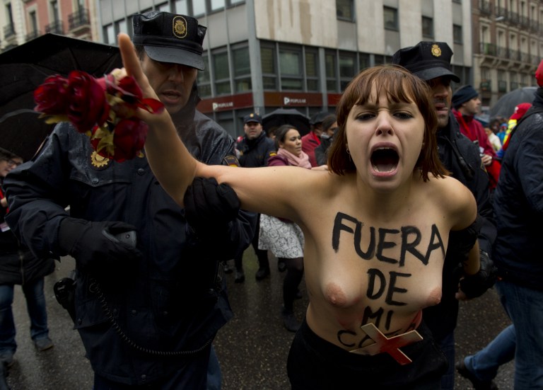 Femen против католков | Фото: AFP