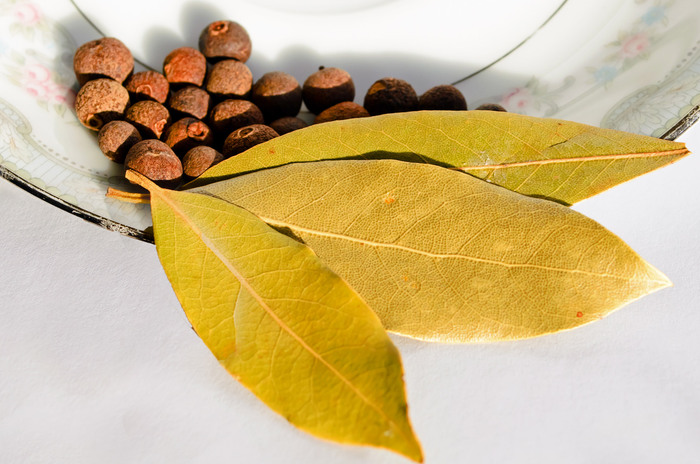 1449001910_bayleafandallspice (700x464, 105Kb)