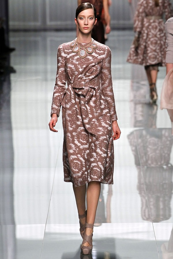 На фото модель демонстрируют коллекцию осень-зима 2012-2013гг. от Christian Dior Christian Dior не хватает Гальяно. Коллекция осень-зима 2012-2013