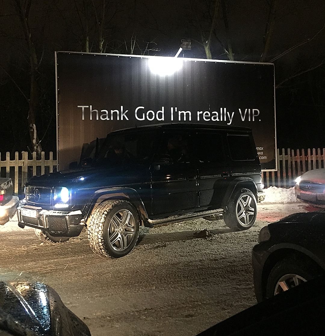 "Спасибо Богу за то, что я реально богат", - висит огромный плакат на въезде в это гламурное местечко. Фото: Евгения Медведева 
