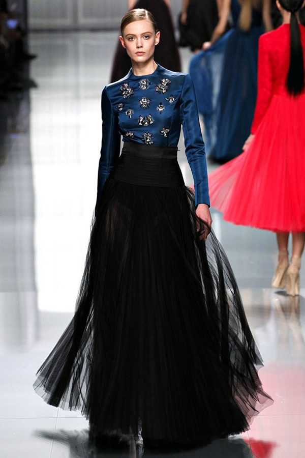 На фото модель демонстрируют коллекцию осень-зима 2012-2013гг. от Christian Dior Christian Dior не хватает Гальяно. Коллекция осень-зима 2012-2013