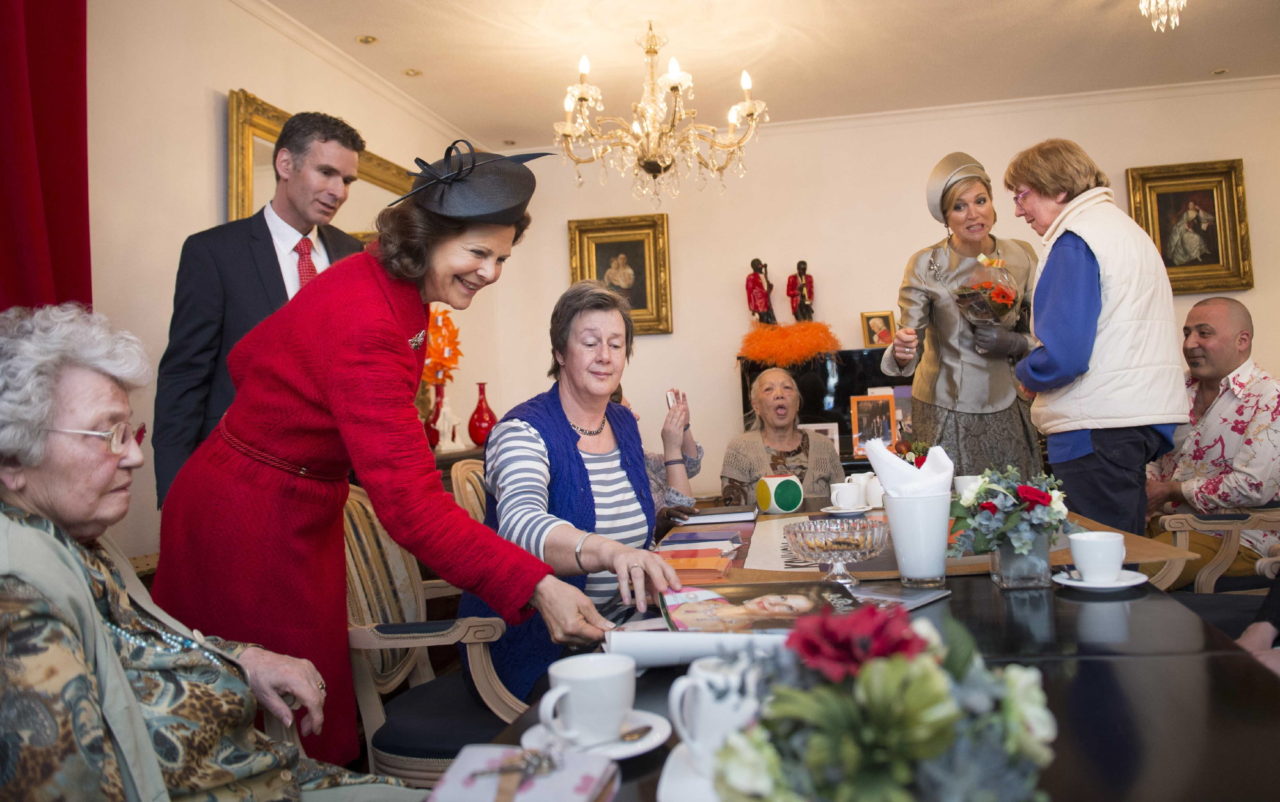 Королева Нидерландов Максима и королева Швеции Сильвия встречаются с жителями деревни Хогевейк в Нидерландах 4 апреля 2014 года
  Frank Van Beek/EPA