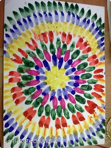 Сегодня хочу напомнить вам детсадовский способ рисования цветов и листьев.
Дети, даже старшие школьники, просто обожают этот способ за простоту, быстроту и эффектность! фото 24