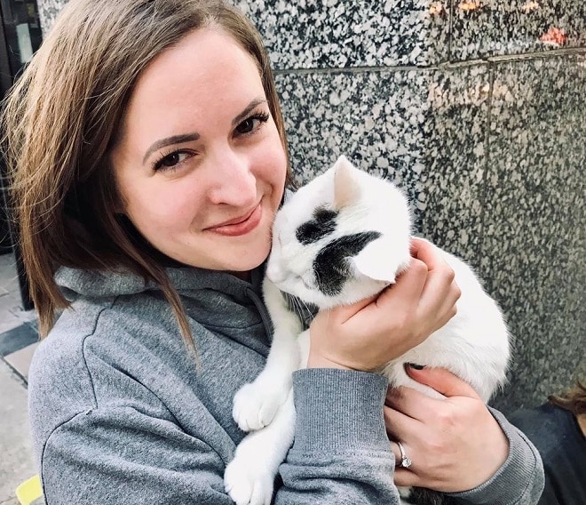 Девушка обнимает кота «Сам не съем – отдам котику!»: бездомный мужчина, не имея ни гроша в кармане, заботится о бродячем коте