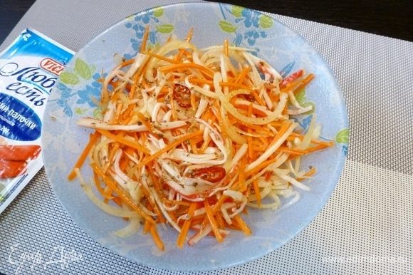 По вкусу добавим соль, сахар, столовый уксус. Аккуратно перемешаем и оставим настояться на часок.