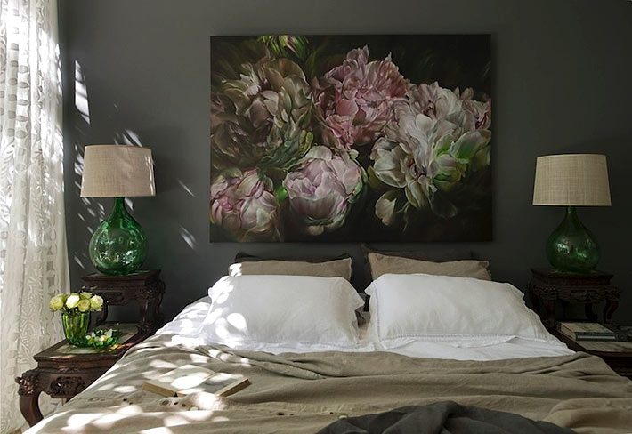 Красивая картина с пионами на фоне черной стены в спальне фото