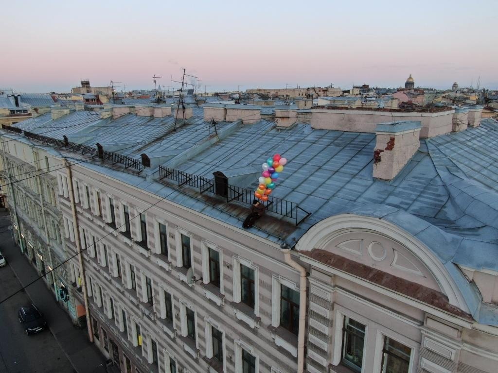 На крыше дома на Фонтанке появился продавец шаров из повести «Три толстяка»