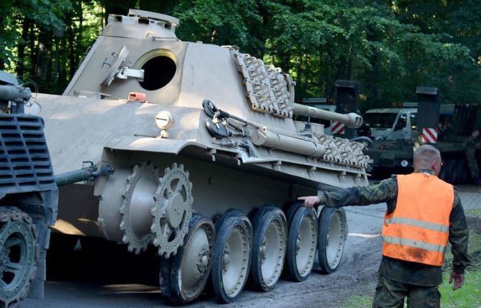 В подвале коллекционера оружия был найден танк (9 фото) В подвале коллекционера оружия был найден танк (9 фото)