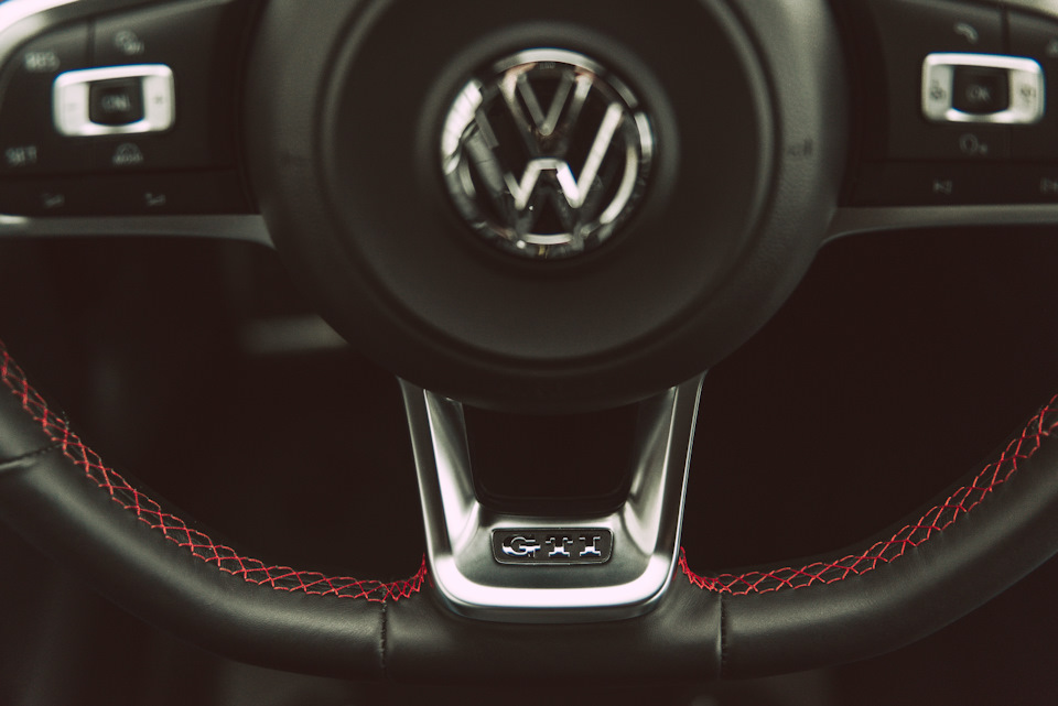 Красная строчка, шильдик GTI на небольшом и удобном руле
