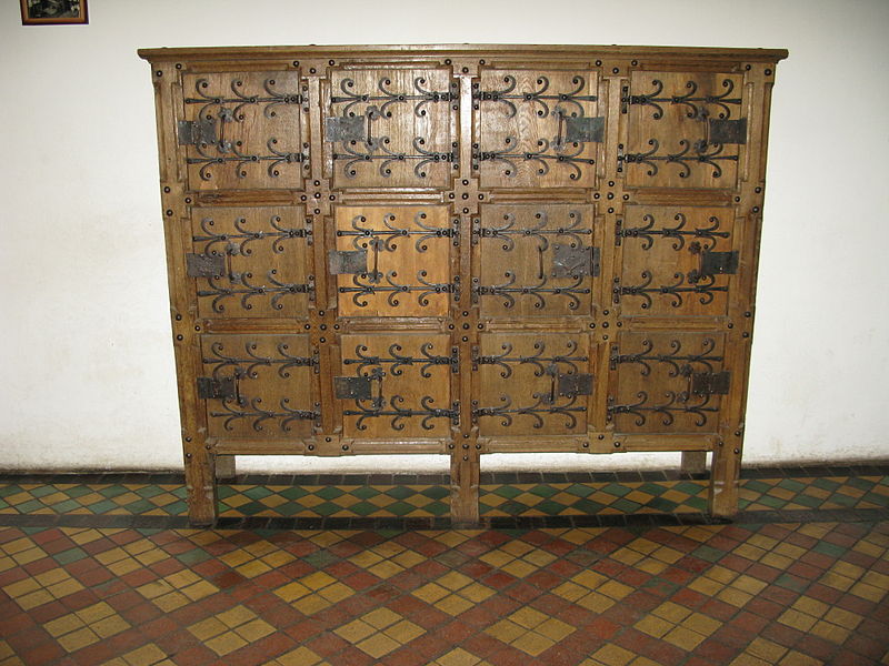 File:Malbork Castle Shelf.jpg