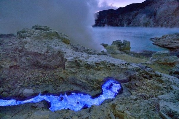 Kawah Ijen — вулкан с голубой лавой Kawah Ijen — вулкан с голубой лавой