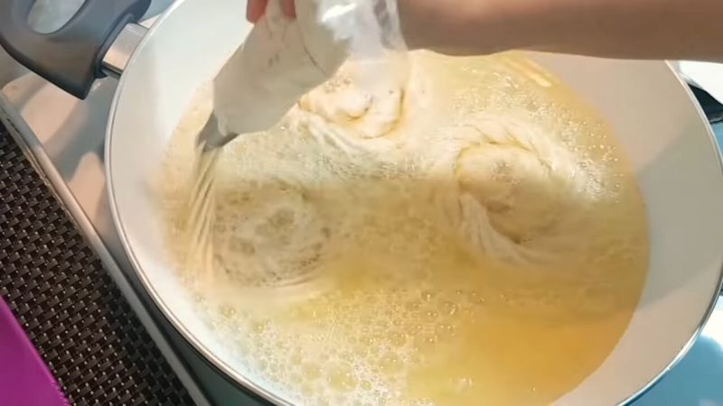 Новый хрустящий десерт из муки, манки и воды — за уши не оттащишь