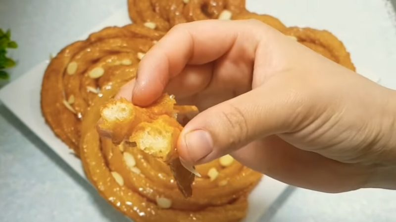 Новый хрустящий десерт из муки, манки и воды — за уши не оттащишь