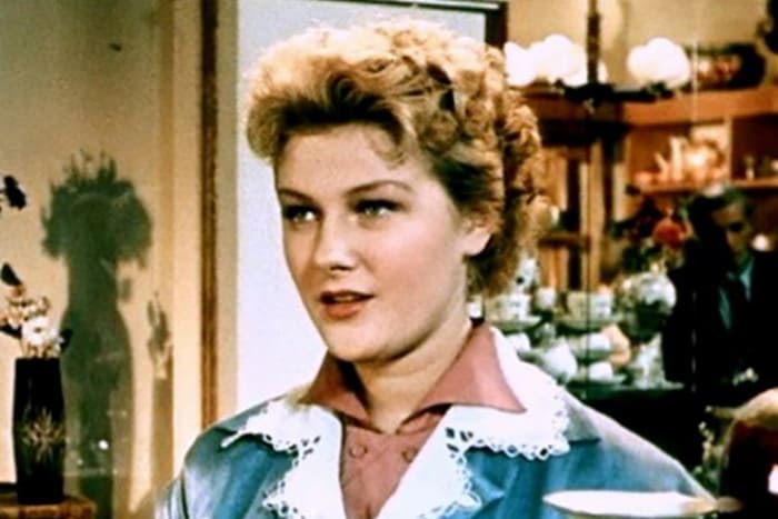 Светлана Дружинина в фильме *За витриной универмага*, 1955 | Фото: kino-teatr.ru Светлана Дружинина в фильме *За витриной универмага*, 1955 | Фото: kino-teatr.ru