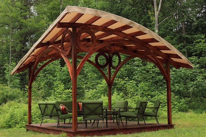 Идеальная идея для беседки в чаще леса. Необычная крыша придаст изюминку для беседки.