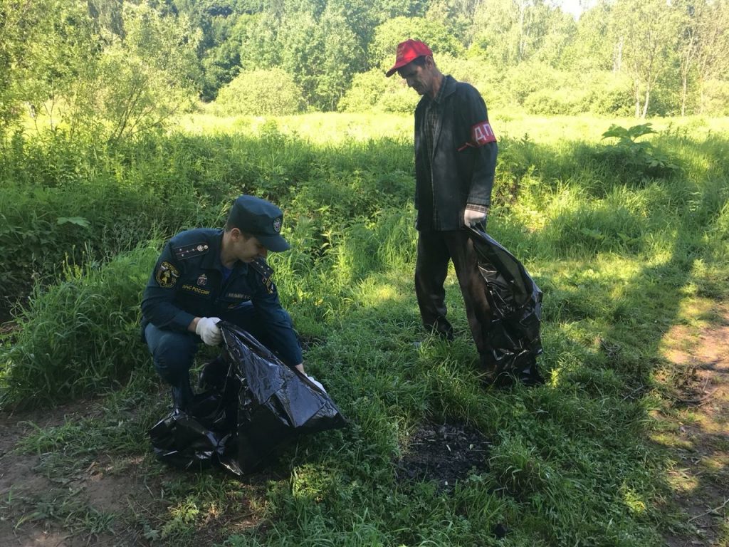 Во время уборки берегов реки Серебрянка / Фото предоставлено пресс-службой Управления МЧС по ВАО