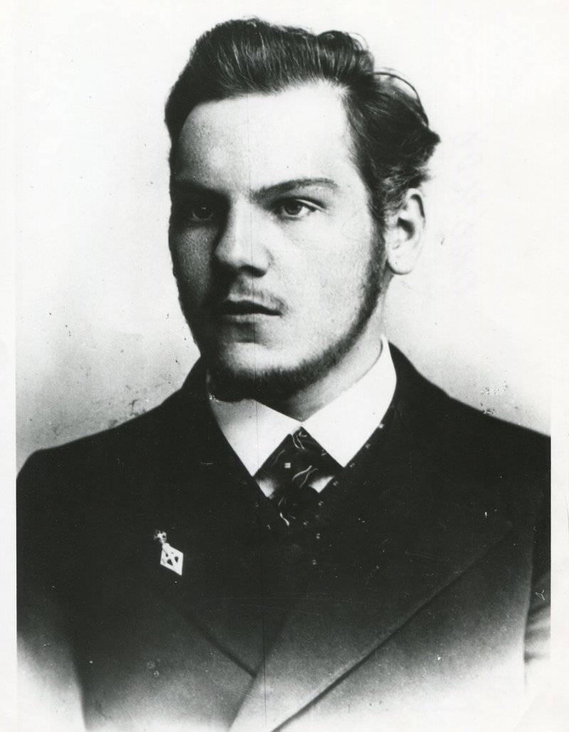 Реабилитирован посмертно. Прапорщик, ставший Главковерхом