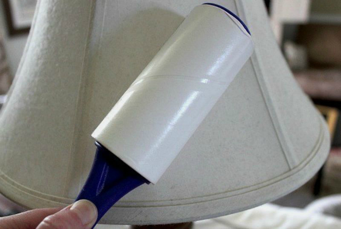 Липкий ролик для чистки одежды поможет избавиться от пыли на полках, лампах, занавесках и покрывалах.