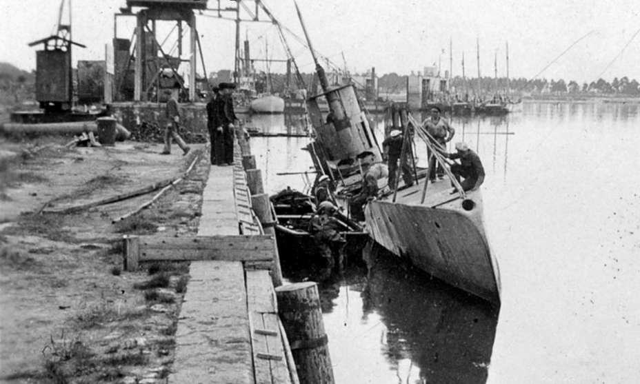 Немецкие водолазы обследуют советскую подлодку С-1 в Либаве после того, как она была подорвана экипажем. Снимок июля 1941 года (http://www.sovboat.ru) - «Стальные гробы» и люди без гробов | Военно-исторический портал Warspot.ru