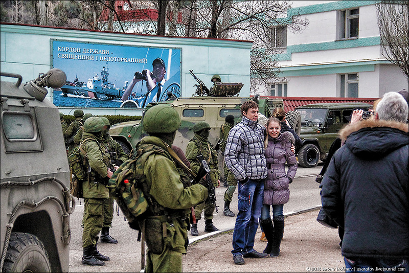 Жители Балаклавы выступили живым щитом между российскими и украинскими военными ...