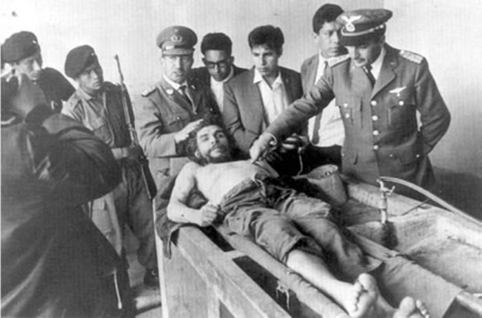 Полковник Андреас Селич Шон указывает на тело мертвого команданте | Фото: mirtesen.ru Полковник Андреас Селич Шон указывает на тело мертвого команданте | Фото: mirtesen.ru
