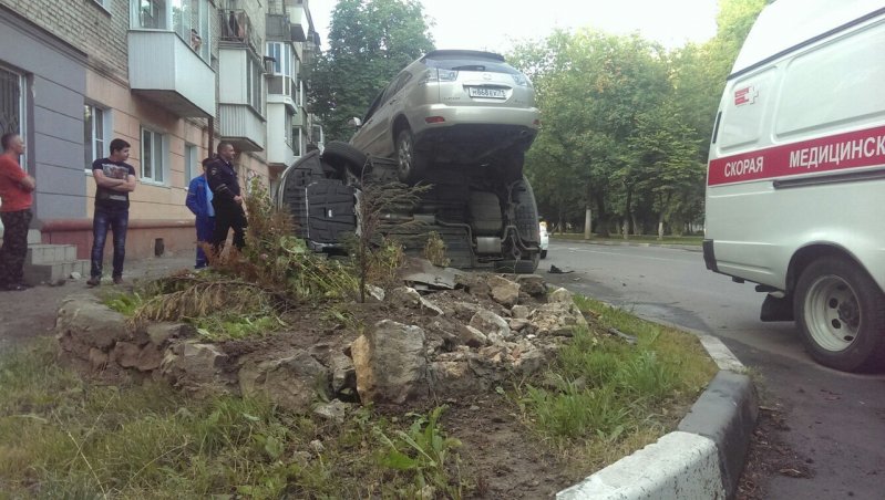 В Туле Лексус приземлился на два припаркованных автомобиля В Туле Лексус приземлился на два припаркованных автомобиля lexus, авария, авто, авто авария, видео, дтп, прикол, пьяный за рулем