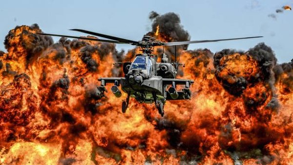 Штурмовой вертолет AH-64D Apache летит перед стеной огня во время на базе Национальной гвардии Южной Каролины McEntire, Южная Каролина. Фото Reuters / Jorge Intriago / Национальная Гвардия
