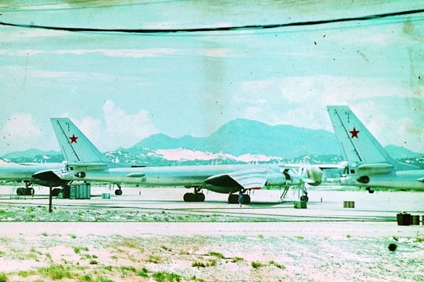 Советский самолёт Ту-142 на аэродроме военной базы Камрань 