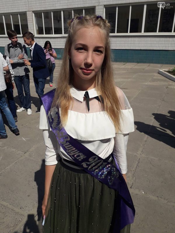 В Днепре выпускники отказались от вышиванок: «Не хотим выглядеть как быдлота Порошенко» В Днепре выпускники отказались от вышиванок: «Не хотим выглядеть как быдлота Порошенко»